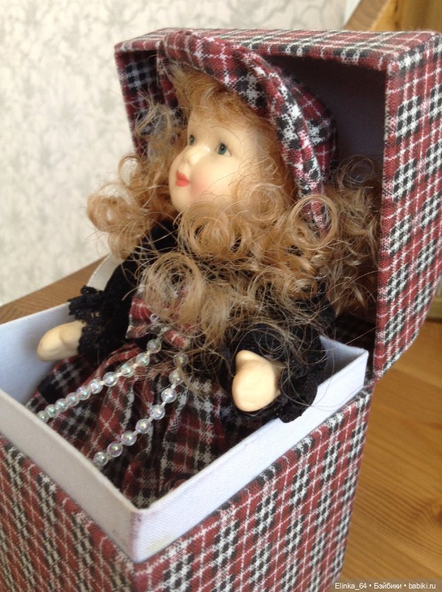 Маленькая фарфоровая кудряшка, в родной коробочке- шкатулке (фото 7)