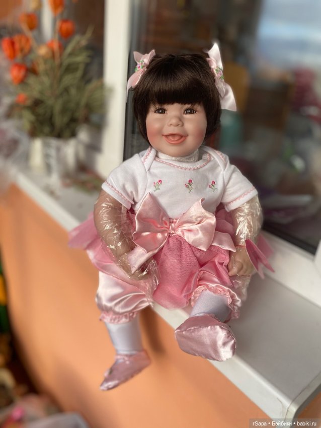 Редкая девочка Счастливый танец от Адора