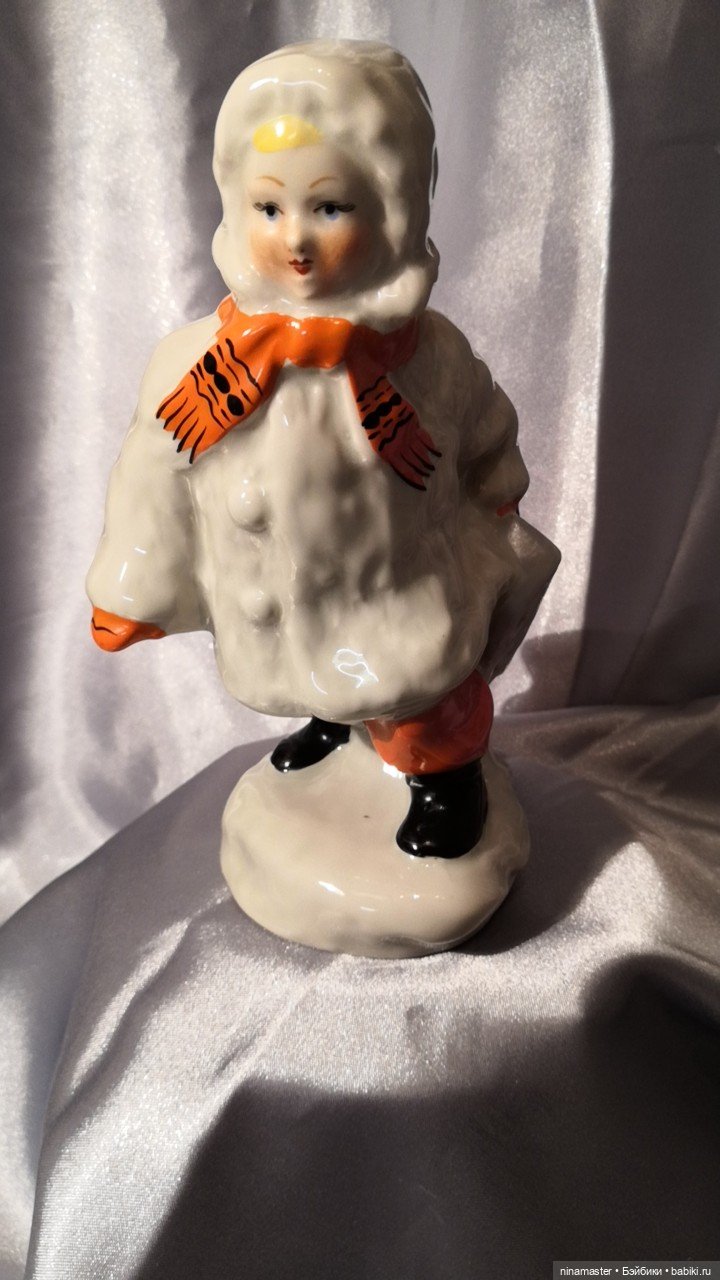 Фарфоровая статуэтка Девочка с санками