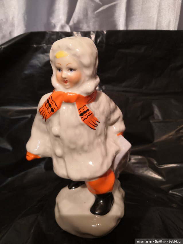 Фарфоровая статуэтка Девочка с санками