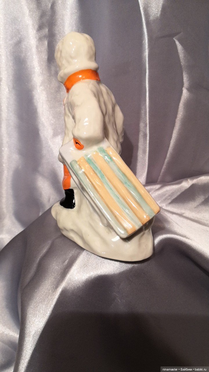 Фарфоровая статуэтка Девочка с санками (фото 5)