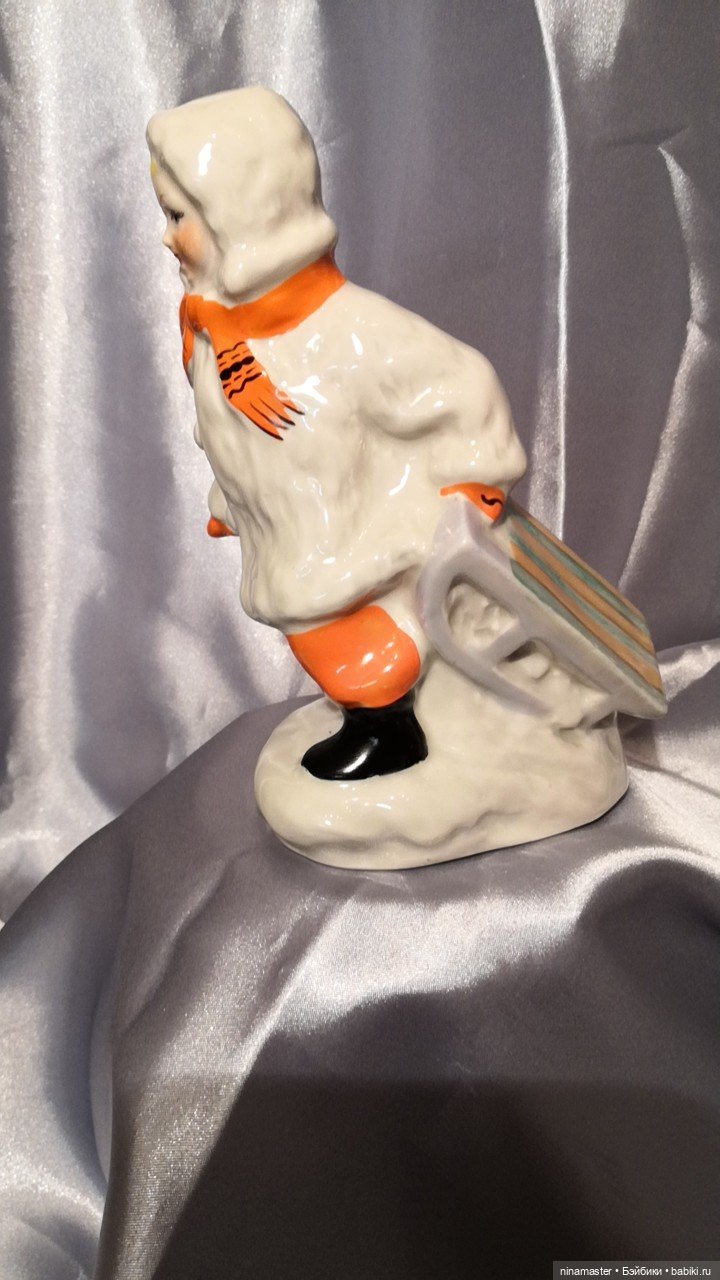 Фарфоровая статуэтка Девочка с санками (фото 6)