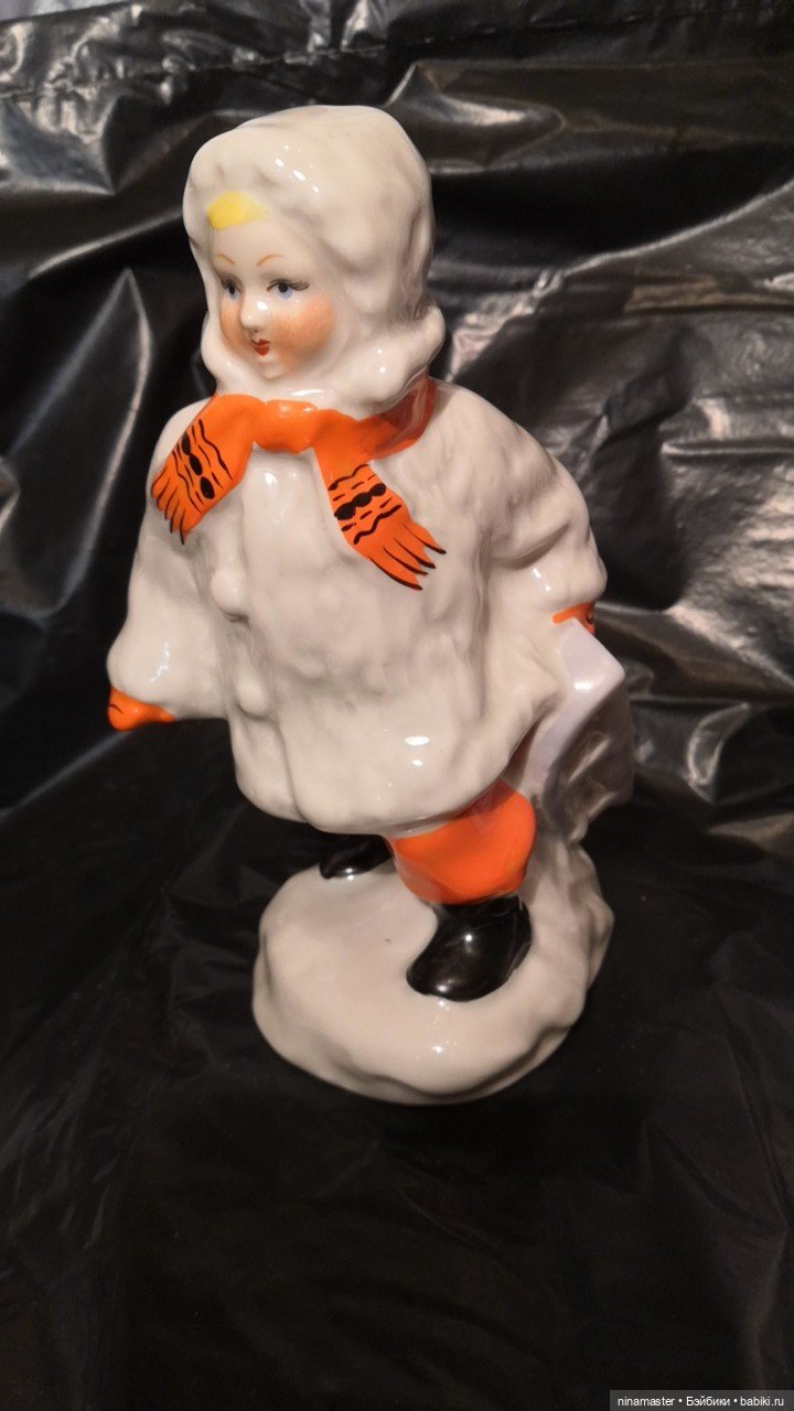 Фарфоровая статуэтка Девочка с санками