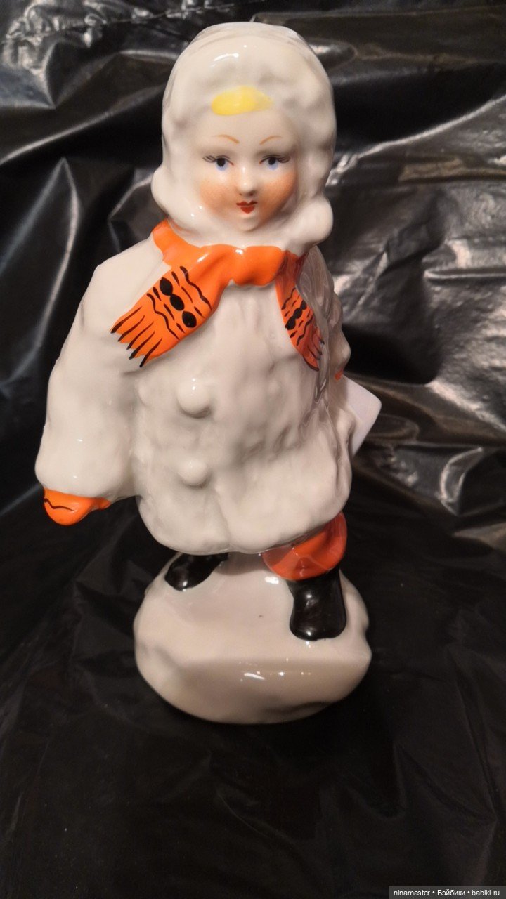 Фарфоровая статуэтка Девочка с санками