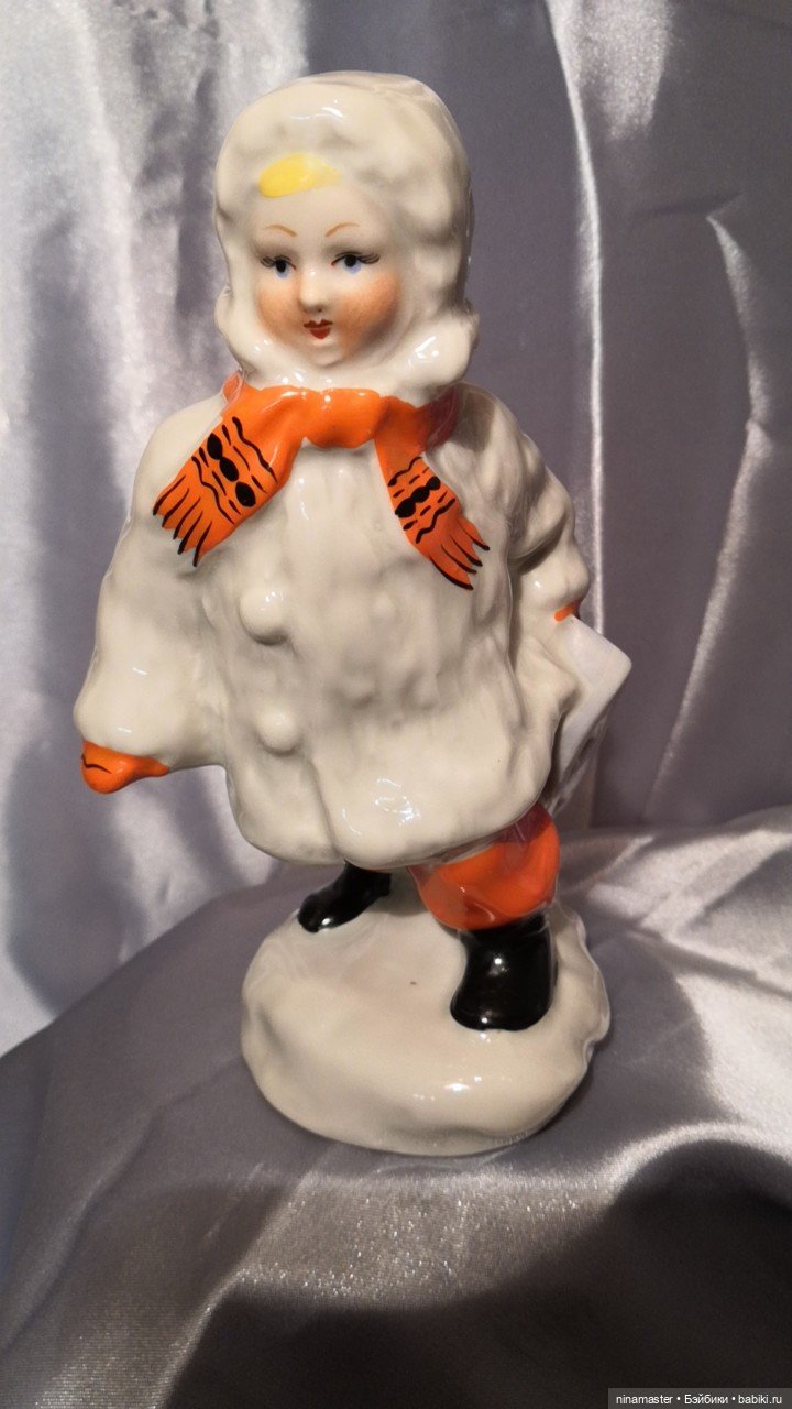 Фарфоровая статуэтка Девочка с санками