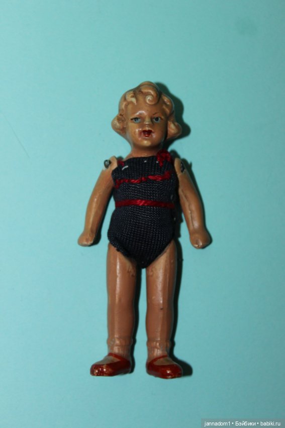 Фарфоровая куколка с рельефными волосами, клеймо 425, высота 9 см