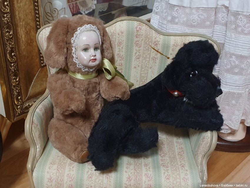 Черный плюшевый винтажный пудель. Только лежит