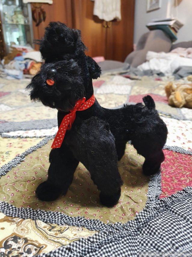 Винтажные бежевый и черный артикуляционные пудели для антикварной куколки