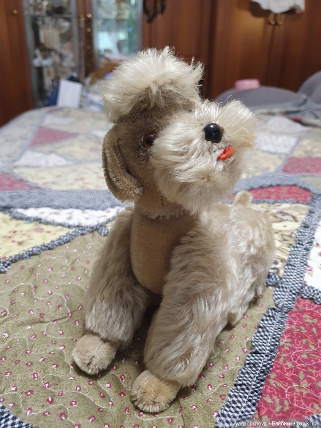 Винтажные бежевый и черный артикуляционные пудели для антикварной куколки (фото 5)