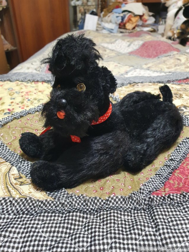 Винтажные бежевый и черный артикуляционные пудели для антикварной куколки (фото 10)