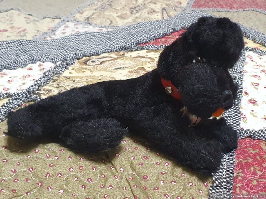 Черный плюшевый винтажный пудель. Только лежит