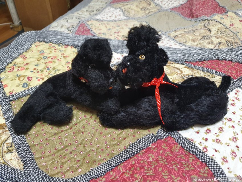 Черный плюшевый винтажный пудель. Только лежит