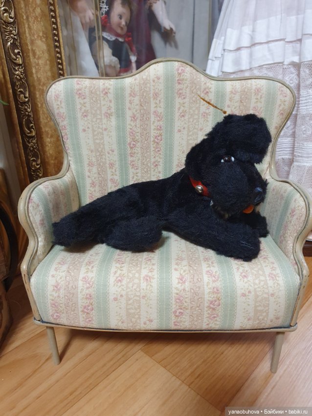 Черный плюшевый винтажный пудель. Только лежит