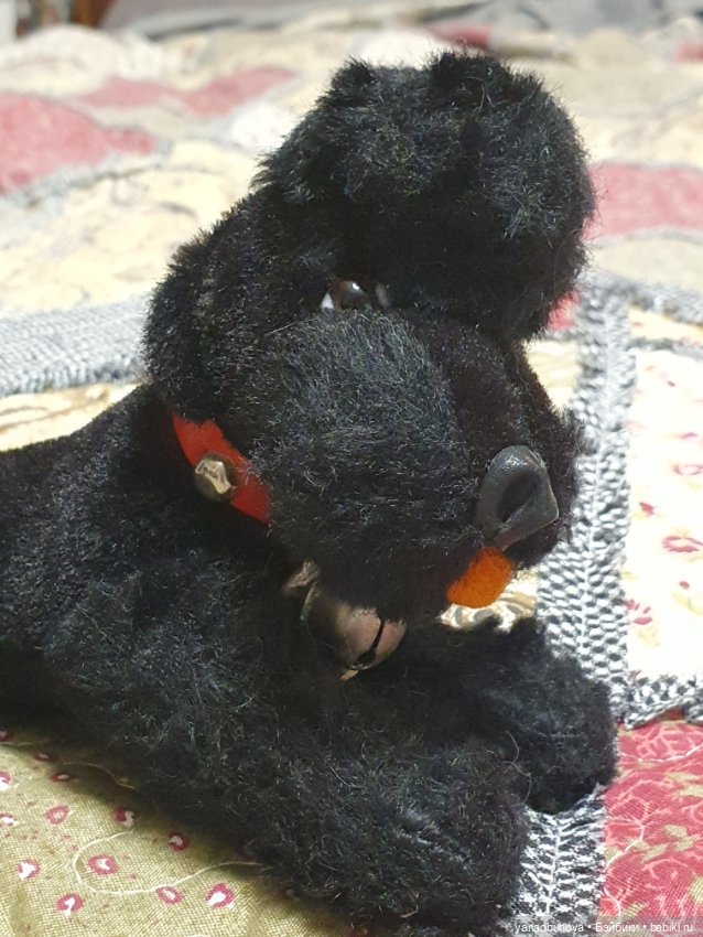 Черный плюшевый винтажный пудель. Только лежит (фото 2)