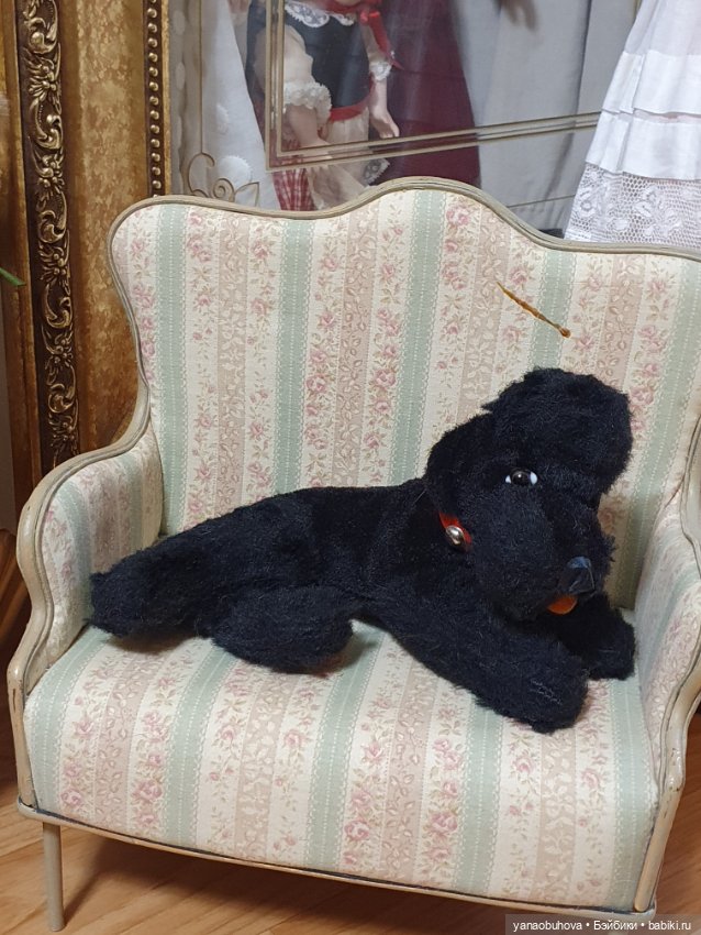 Черный плюшевый винтажный пудель. Только лежит