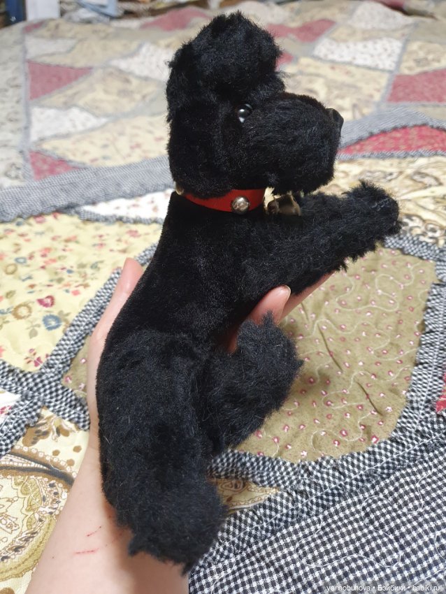 Черный плюшевый винтажный пудель. Только лежит (фото 4)