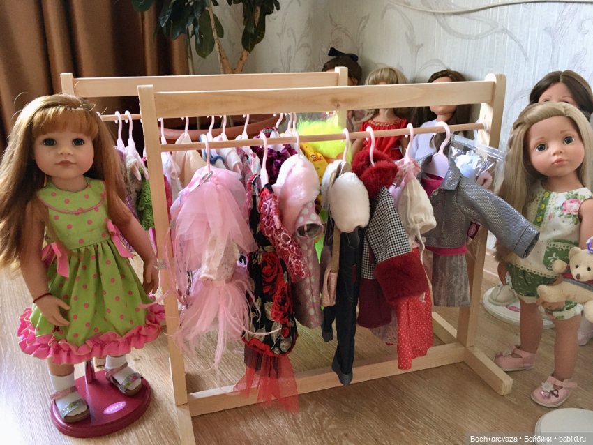 Вешалка для одежды с плечиками