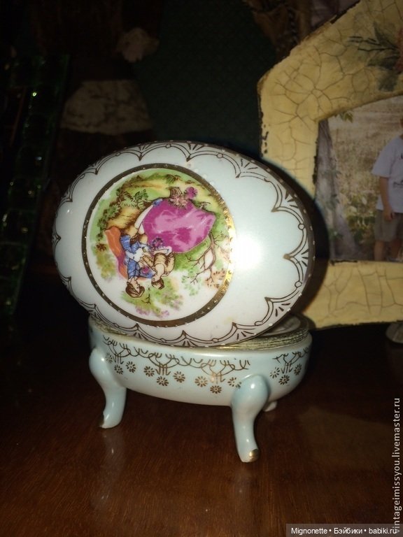 Старинная фарфоровая шкатулочка на ножках (фото 2)
