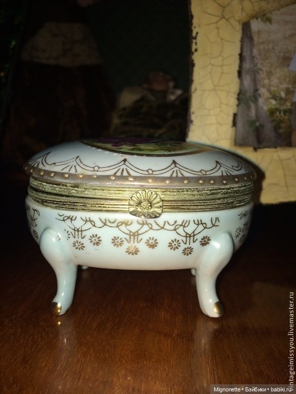 Старинная фарфоровая шкатулочка на ножках (фото 3)