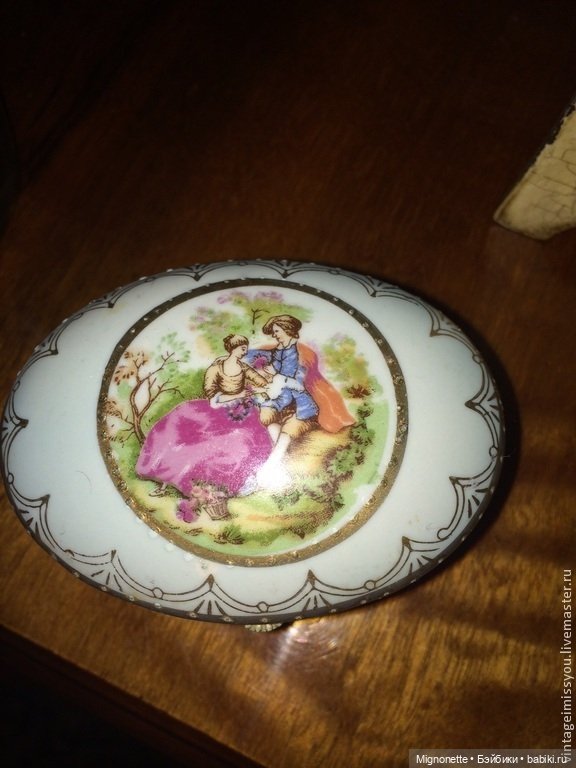 Старинная фарфоровая шкатулочка на ножках