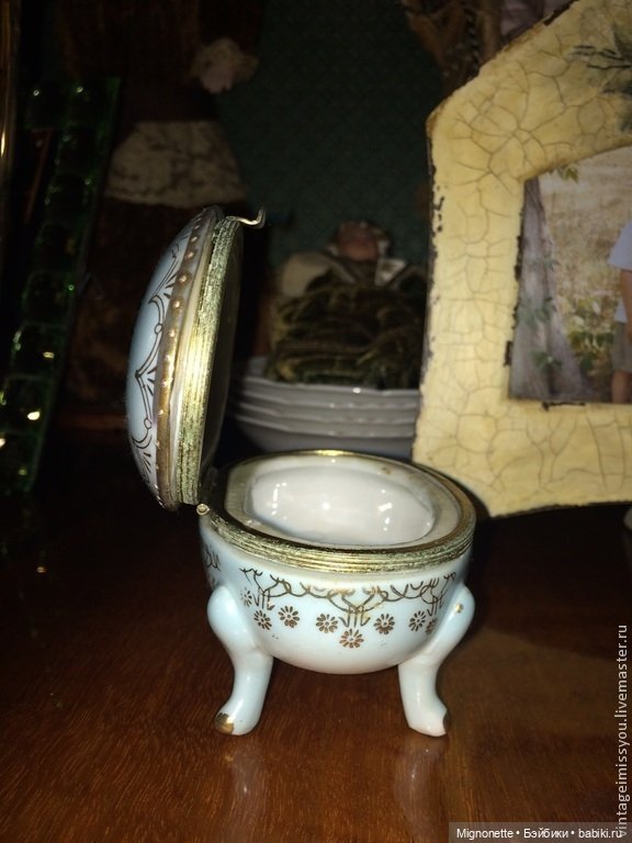Старинная фарфоровая шкатулочка на ножках (фото 4)
