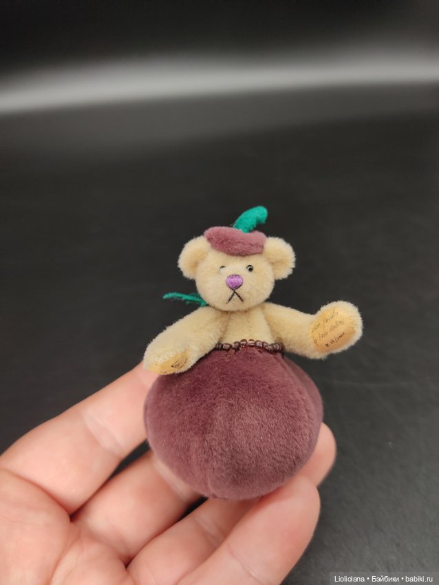 Мишка Сливовый Пудинг от Linda Mullins. 7 см. Миниатюра (фото 2)
