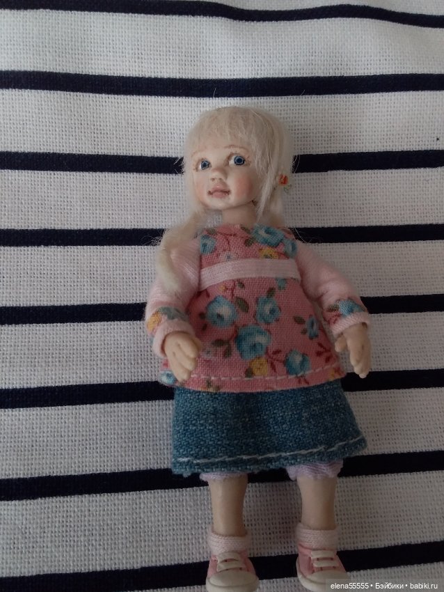 Девочка для кукольного домика