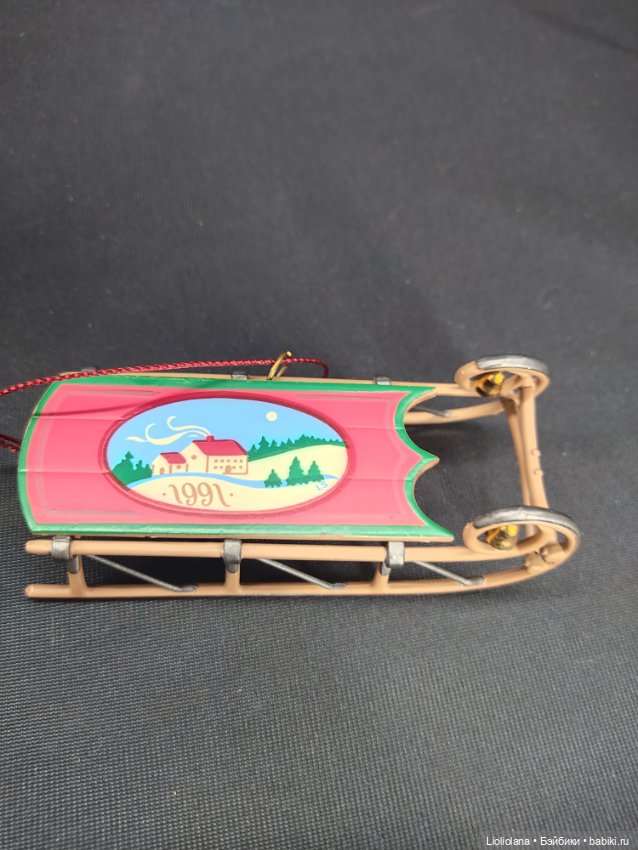Елочная игрушка Санки 1991 год от Keepsake. 8, 5 см (фото 2)