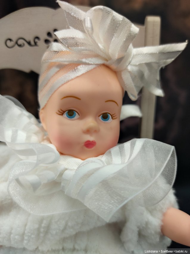 Малышка в белом от madame Alexander. 17 см. Винил