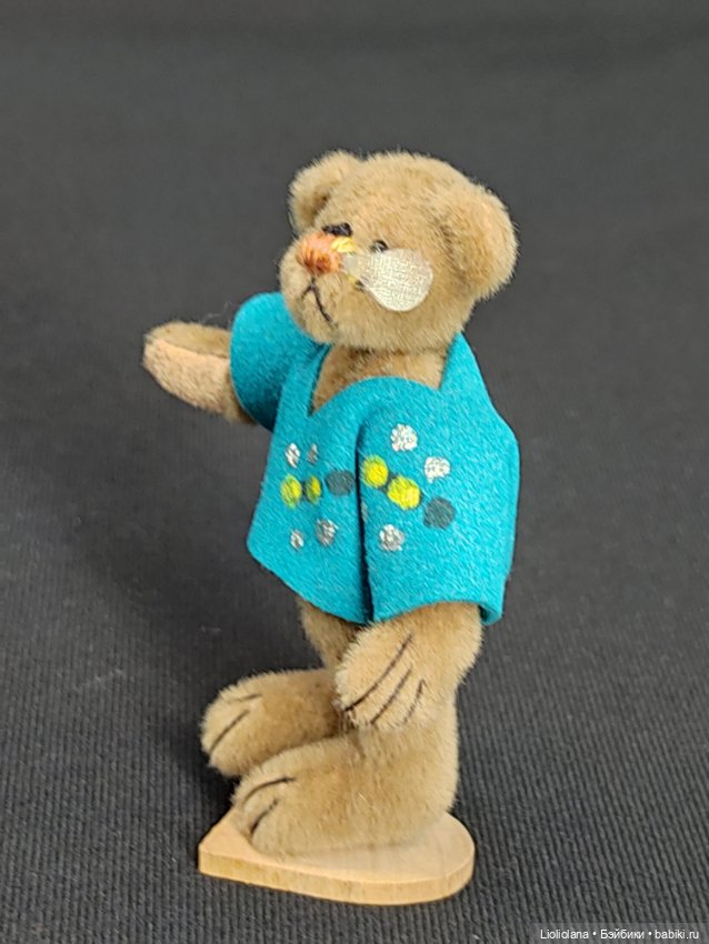 Мишка с пчелкой от World Of Miniature Bears. 7 см. Миниатюра. США (фото 2)