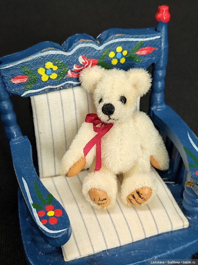 Мишка белый с красным бантом от World Of Miniature Bears. 4,5 см