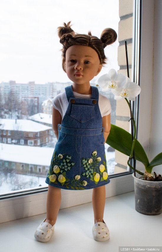 Одежда для кукол - Джинсовый сарафан с ручной вышивкой на кукол Готц и имподобных. купить в Шопике