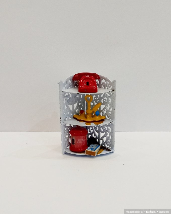 Угловая полочка 1:12 — Миниатюра для кукол (фото 3)