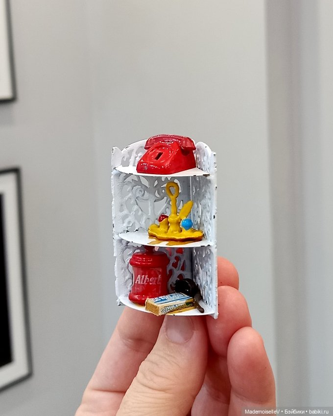 Угловая полочка 1:12 — Миниатюра для кукол (фото 2)