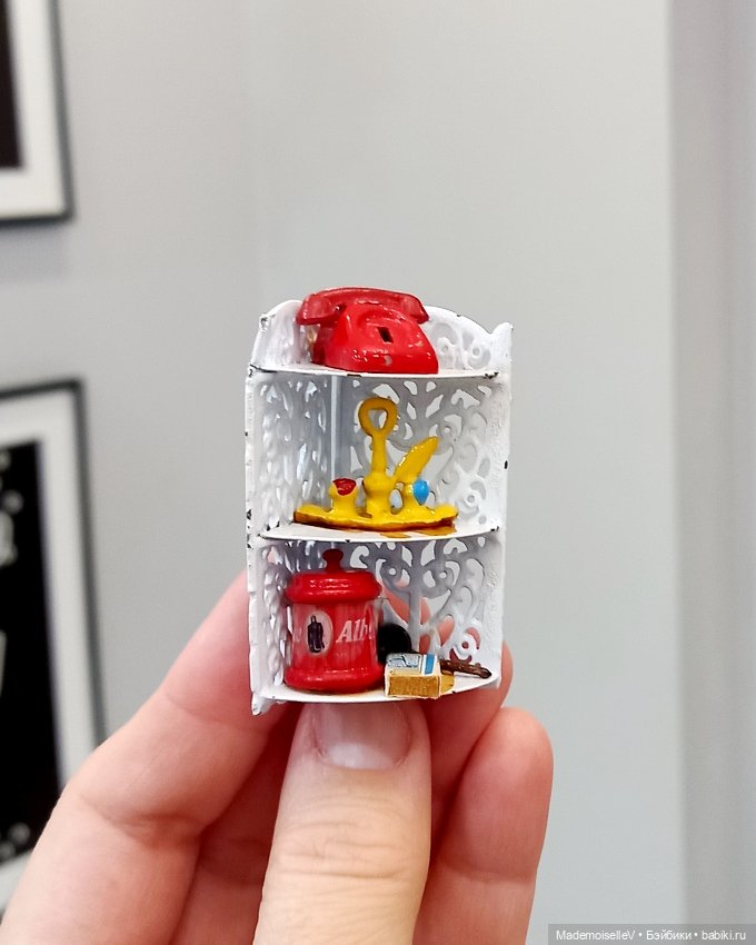 Угловая полочка 1:12 — Миниатюра для кукол