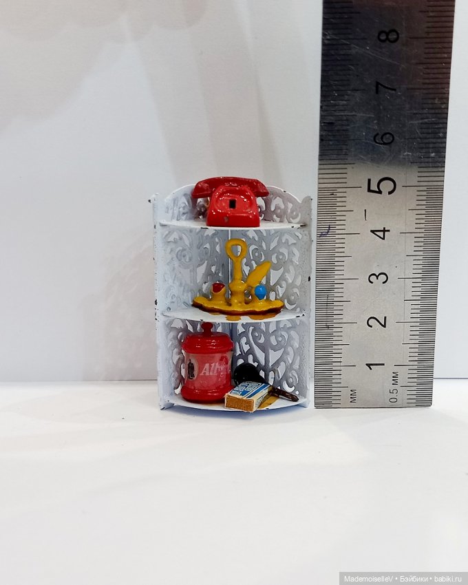 Угловая полочка 1:12 — Миниатюра для кукол (фото 6)