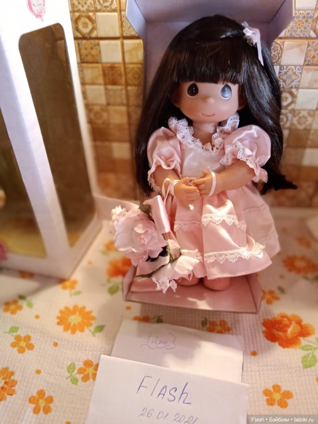 Драгоценные моменты Precious moments от Линды Рик с букетом