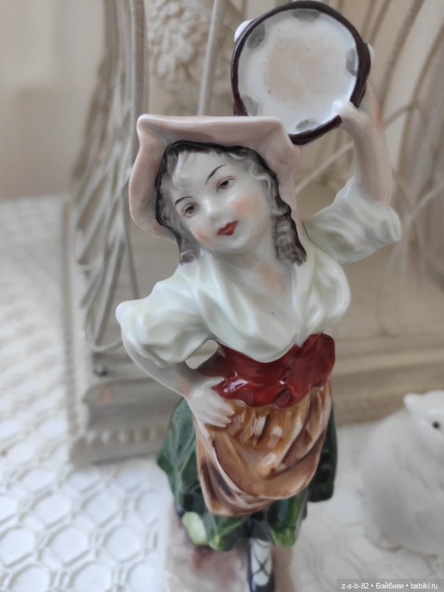 Девочка с бубном, Германия