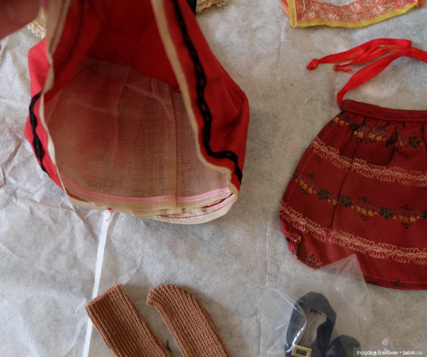Национальный костюм на маленькую куклу (фото 5)