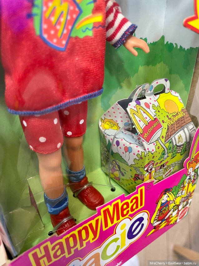 Обаятельная девочка Стейси с миниатюрами от МакДональдс / Stacie Happy meal