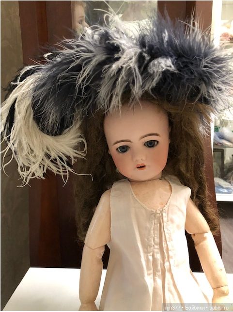 Шляпа с натуральными перьями (фото 7)