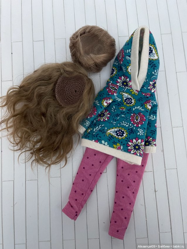 Одежда и 2 парика .Скидка