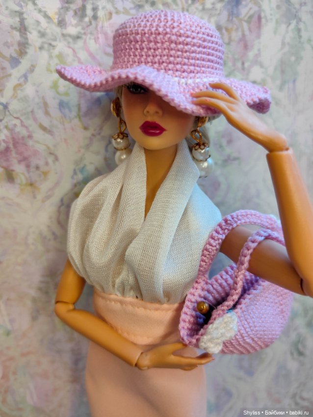 Вязаная шляпка для кукол формата Барби
