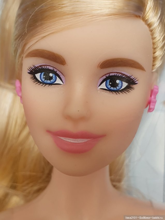 Милая девушка Barbie Birthday wishes GНT42 в красивом радужном платье. 