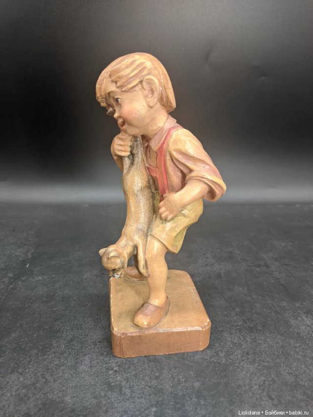 Деревянная статуэтка Мальчик мучает кошку. Швейцария (фото 2)