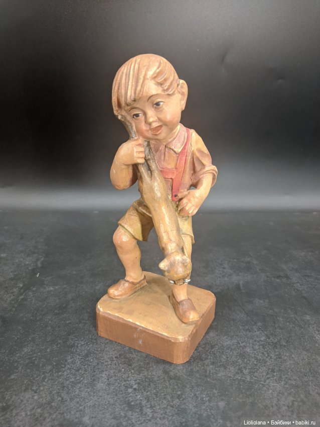 Деревянная статуэтка Мальчик мучает кошку. Швейцария