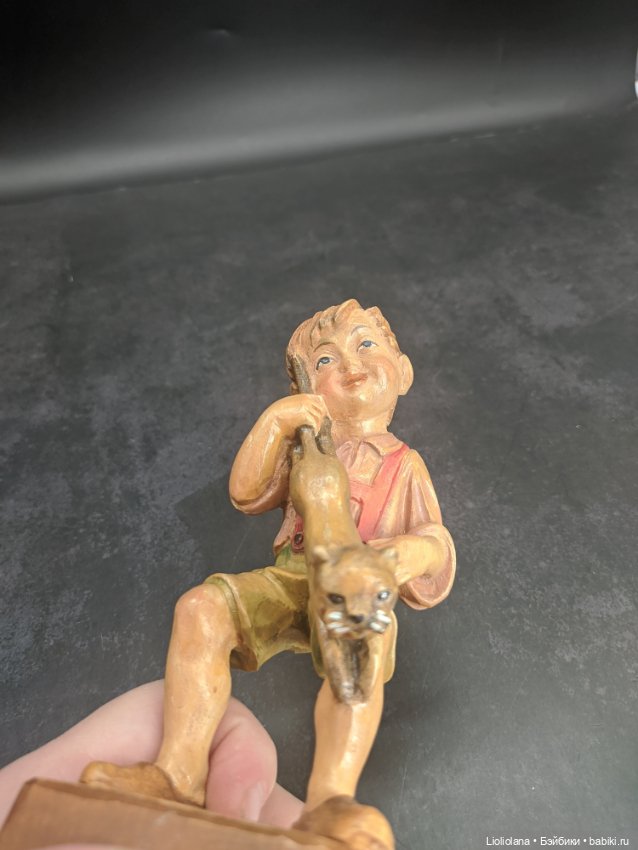 Деревянная статуэтка Мальчик мучает кошку. Швейцария (фото 5)