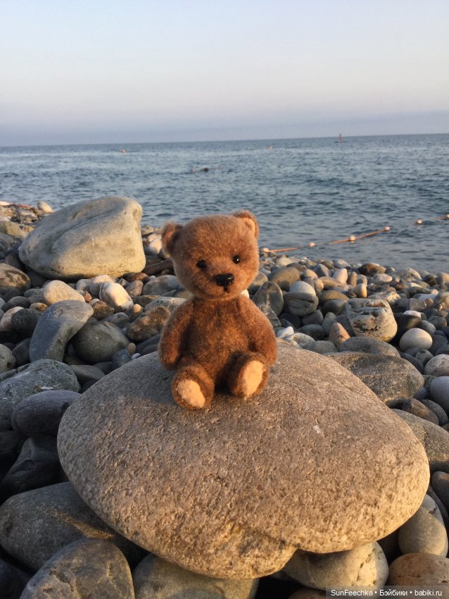 Мишка 9. 1 млн. Медвежонок с сердечком фигурка. Fizzy moon игрушки. Brown в жилетке.