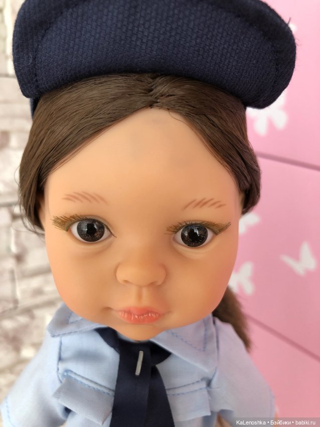 Кэрол полицейский с тёмными волосами, карими глазами от Паола Рейна(Paola Reina)