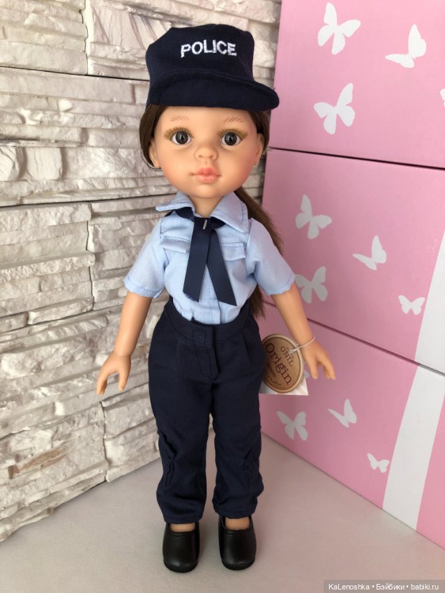 Кэрол полицейский с тёмными волосами, карими глазами от Паола Рейна(Paola Reina)